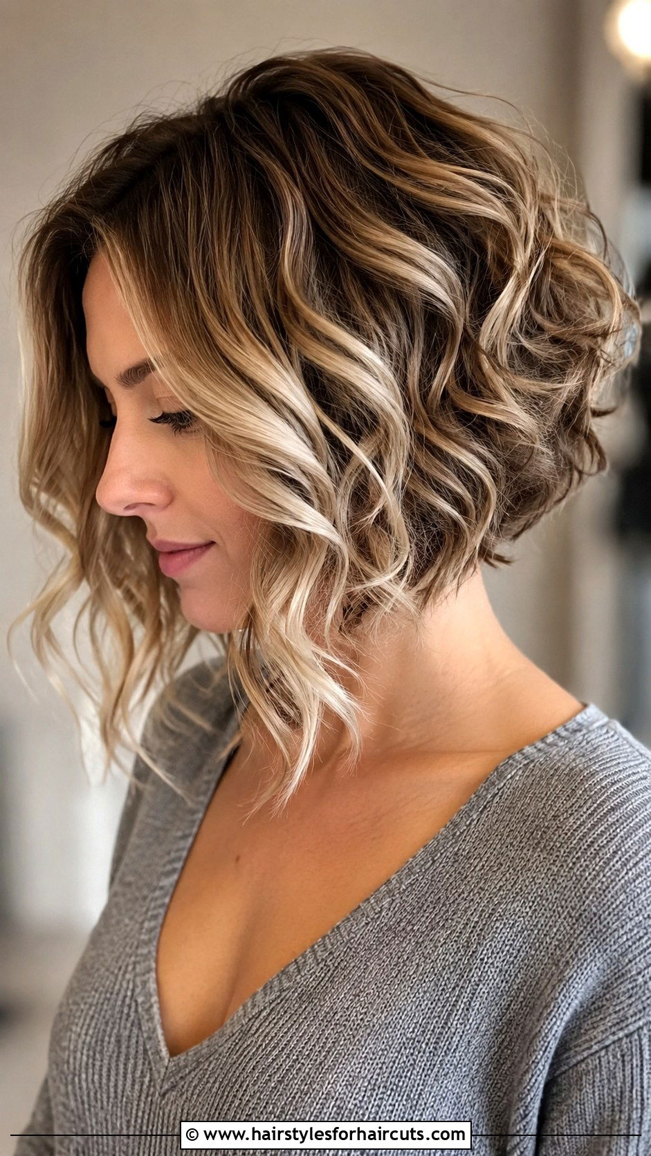 Loose Curls Graduated Bob - 25 loose curls hairstyles for short hair - 25 loose curls hairstyles for short hair