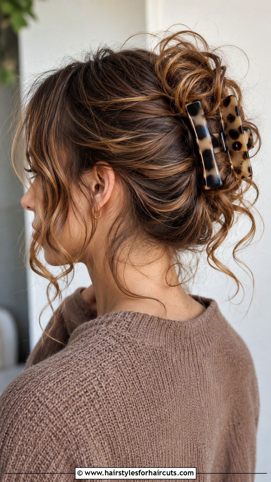Loose Curly Claw Clip Updo - 25 easy hairstyles for girls with curly hair - 25 easy hairstyles for girls with curly hair