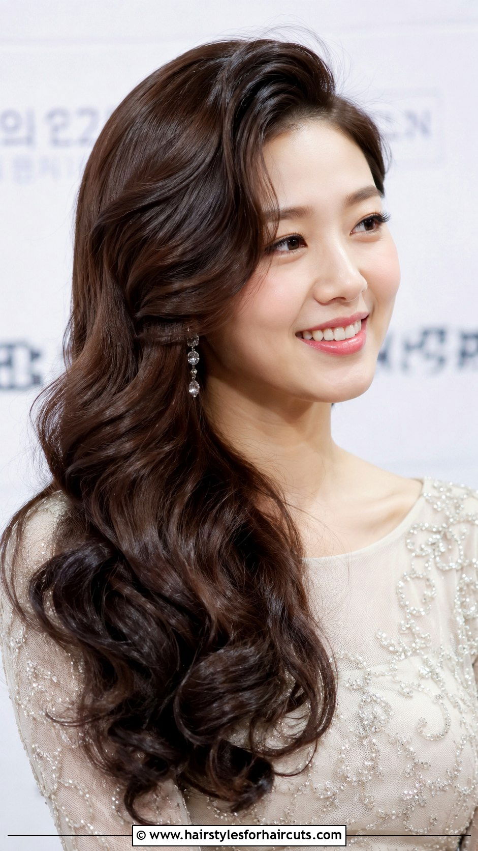 Loose Deep Side Part Waves Concert Hairstyle - 25 concert hairstyles - 25 concert hairstyles