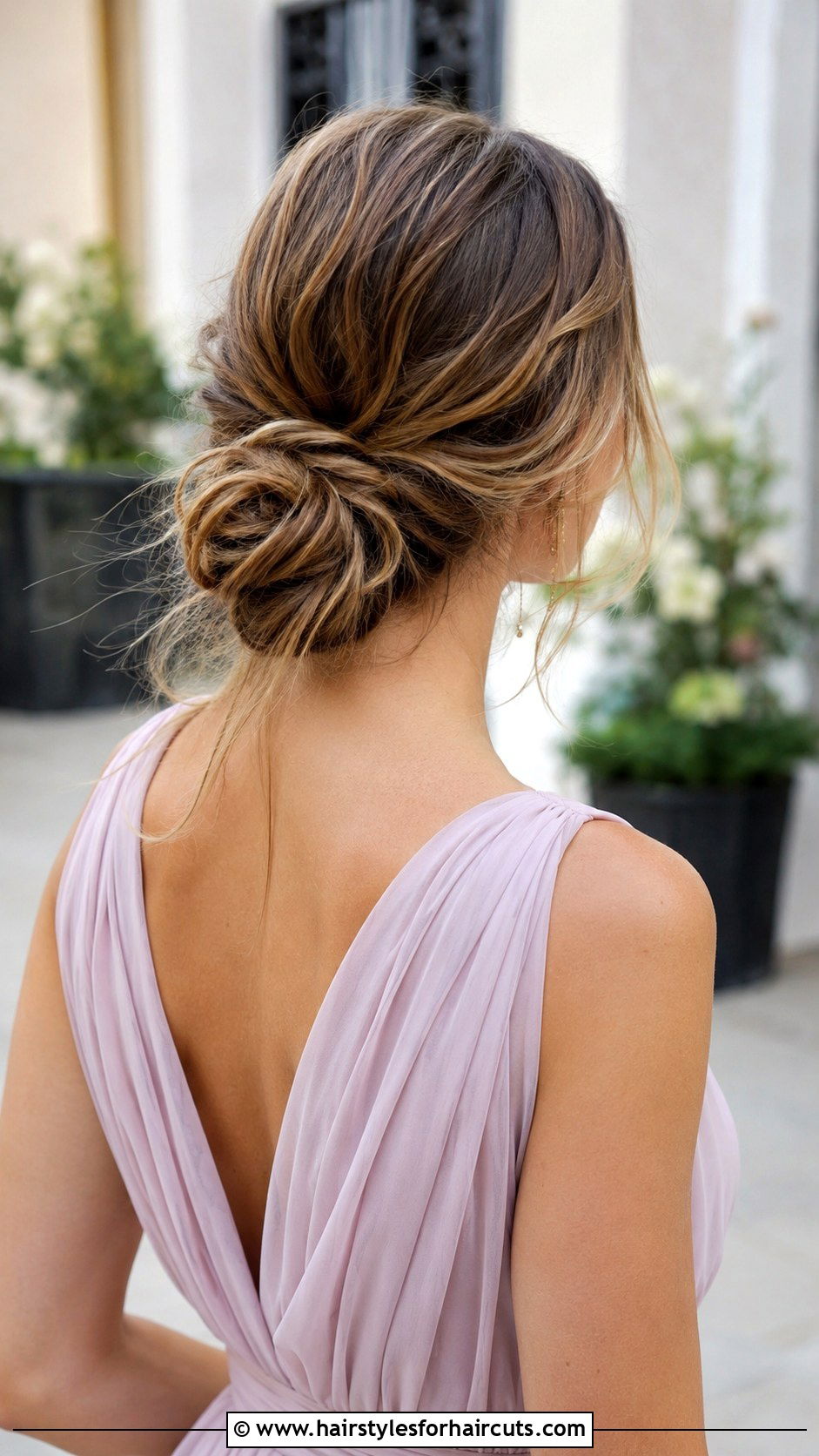 Loose Low Chignon - 25 hairstyles for long dresses - 25 hairstyles for long dresses
