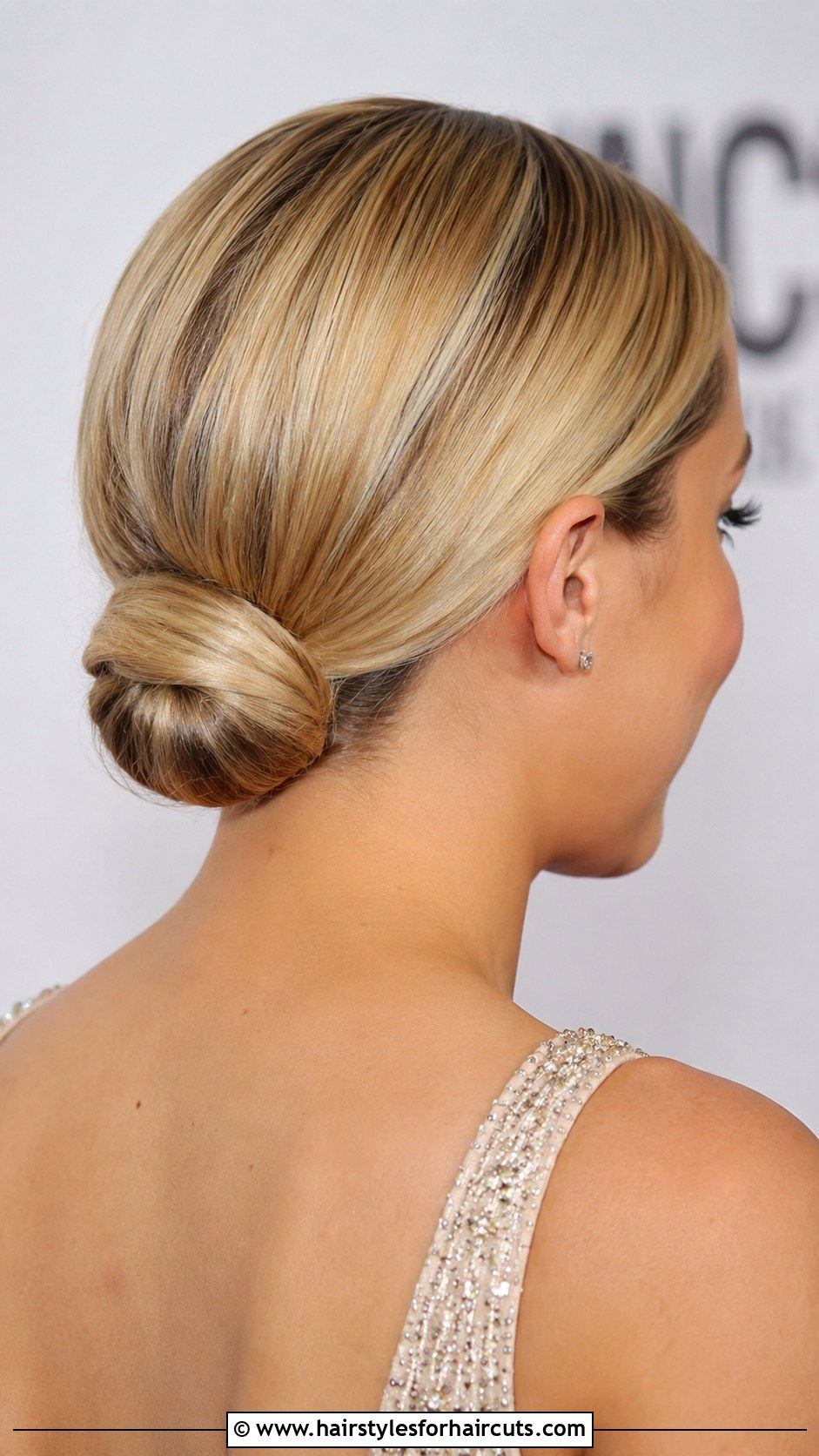 Loose Waves With Middle Part - 25 easy hairstyles for wedding - 25 easy hairstyles for wedding