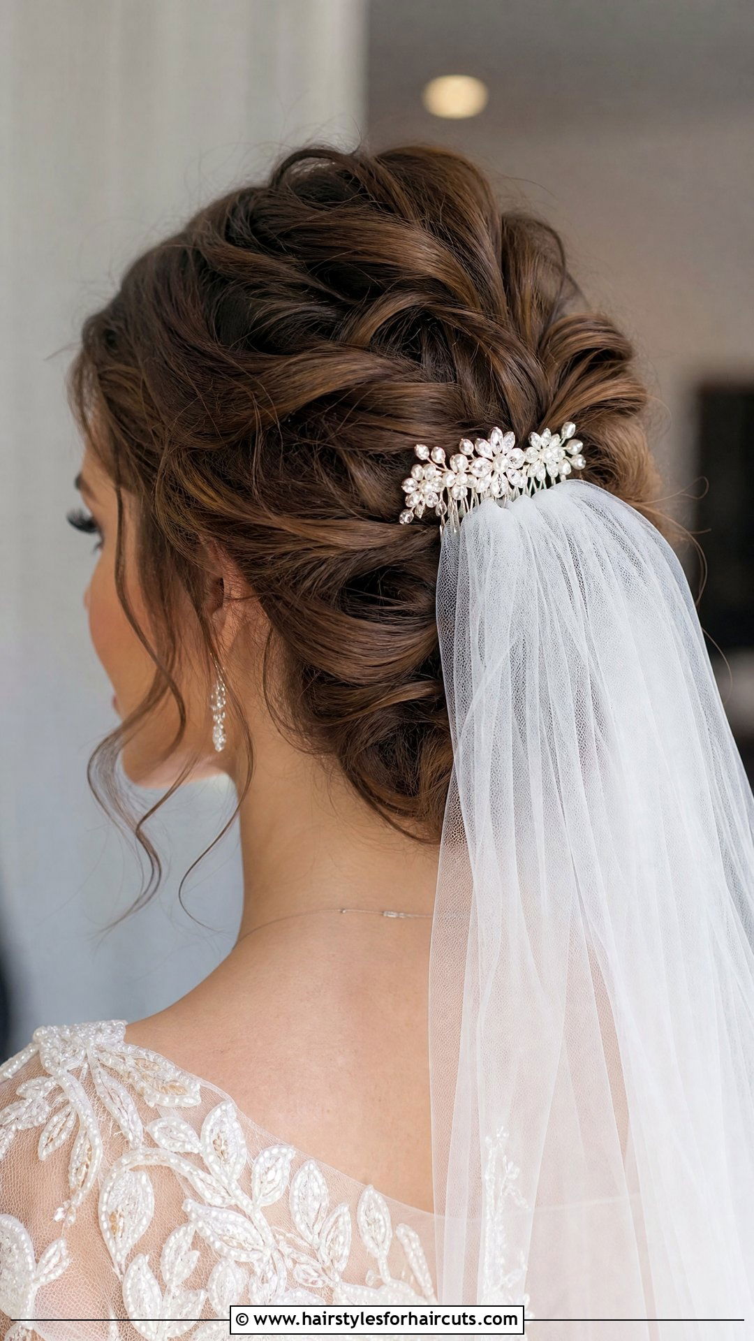 Loose Wavy Updo With Veil Comb - 25 wedding hairstyles for wavy hair - 25 wedding hairstyles for wavy hair