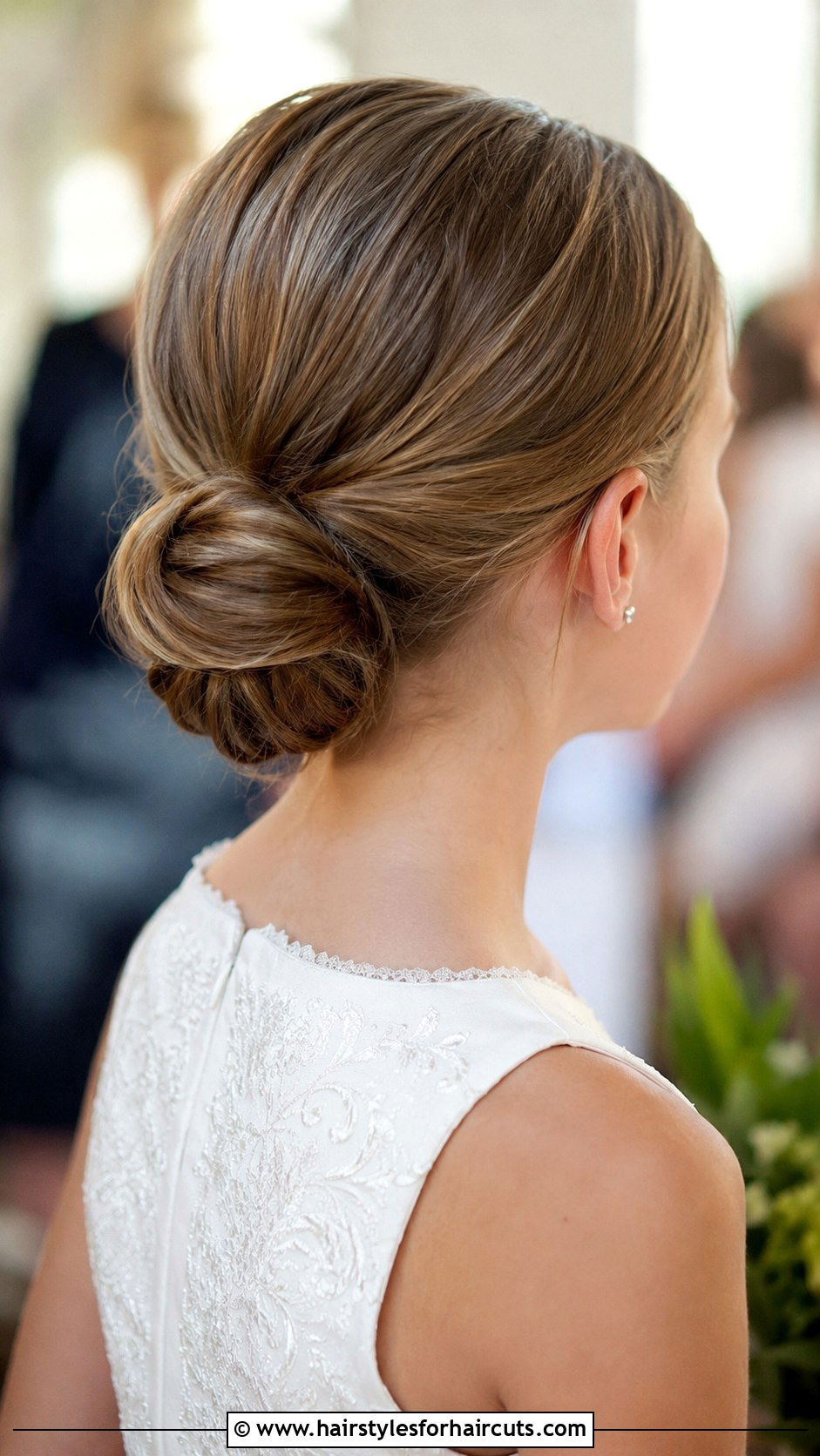 Low Chignon - 25 cute hairstyles for girls medium hair - 25 cute hairstyles for girls medium hair