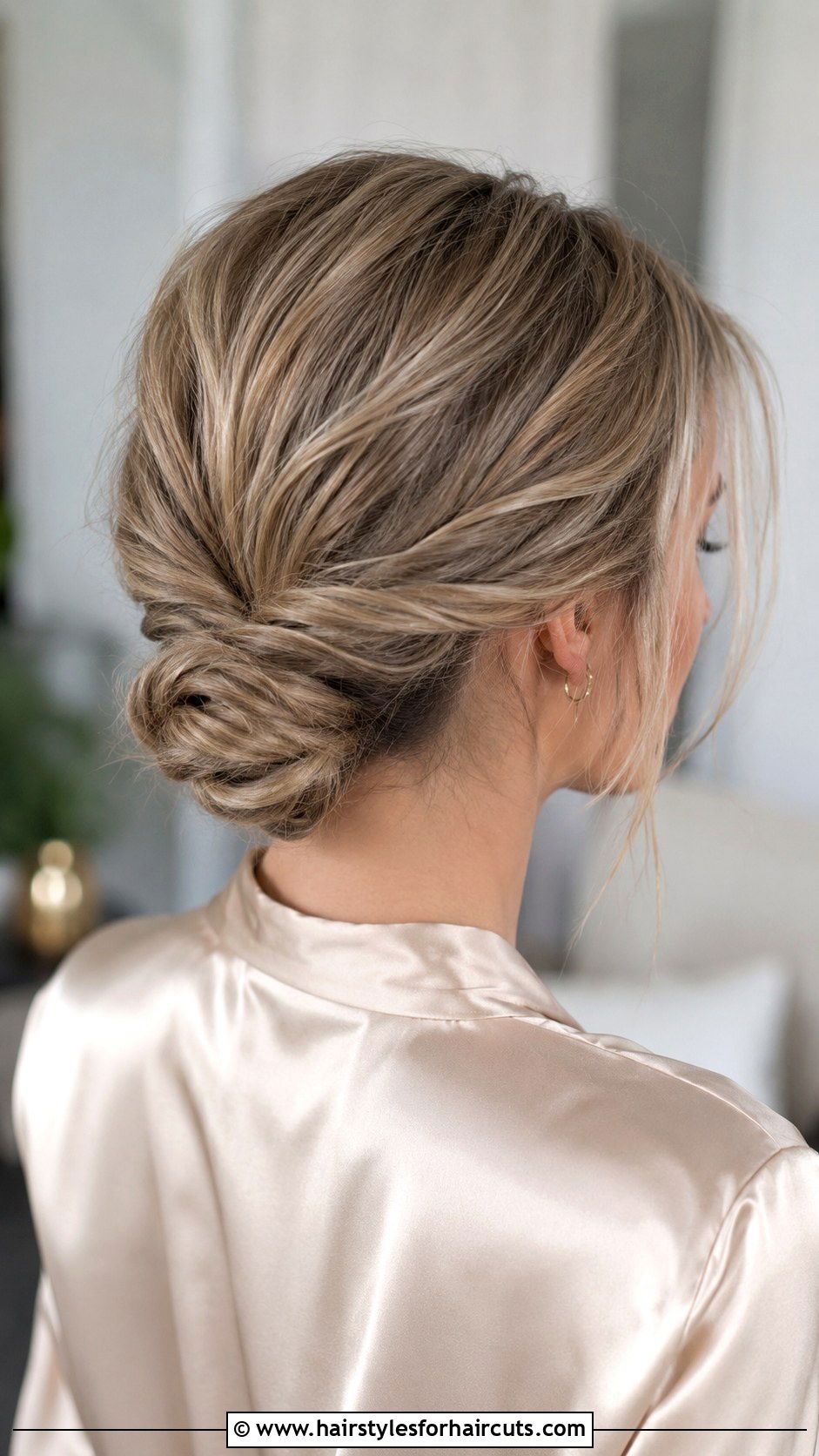 Low Chignon Updo - 25 cute hairstyles for dirty blonde hair - 25 cute hairstyles for dirty blonde hair