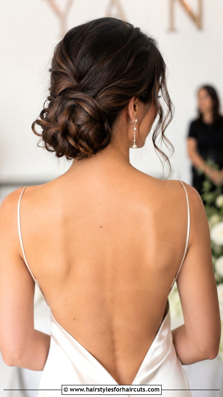 Low Curly Chignon - 25 curly hairstyles for wedding guest - 25 curly hairstyles for wedding guest