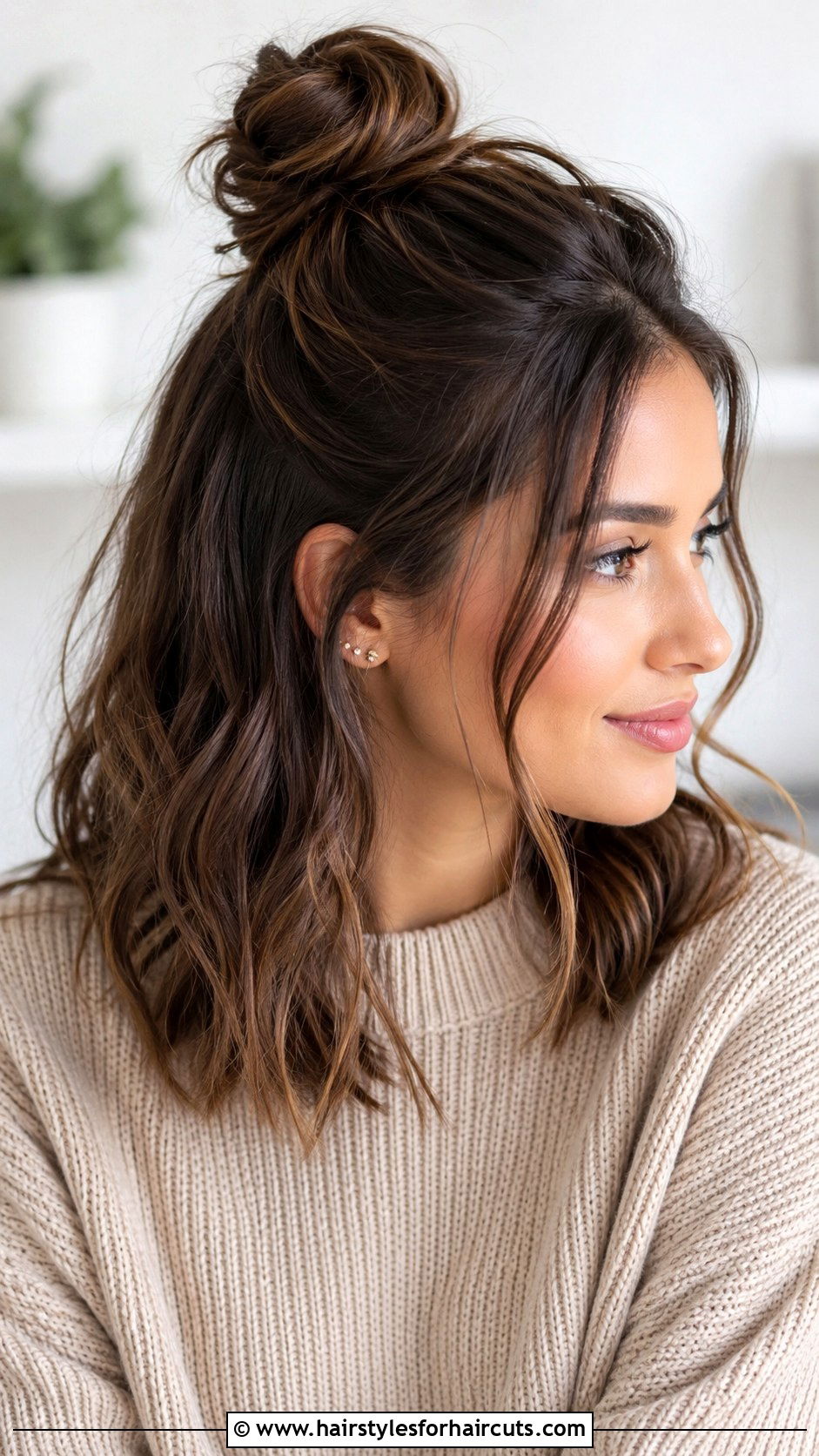 Low Ponytail With Volume - 25 hairstyles with two hair ties - 25 hairstyles with two hair ties