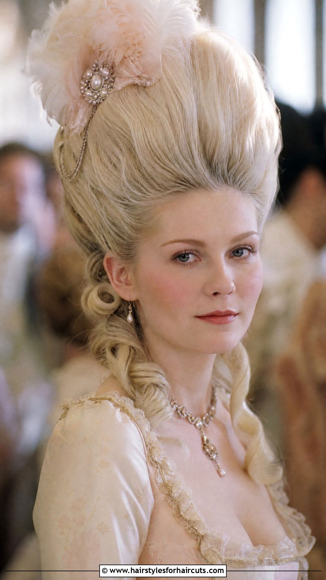 Marie Antoinette Pouf - 25 long hair halloween hairstyles - 25 long hair halloween hairstyles