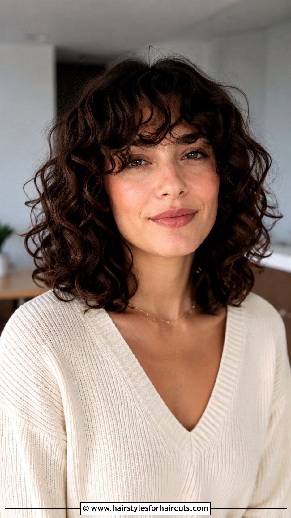 Medium Curly Hair With Deep Side Part - 25 best haircuts for curly hair round face - 25 best haircuts for curly hair round face