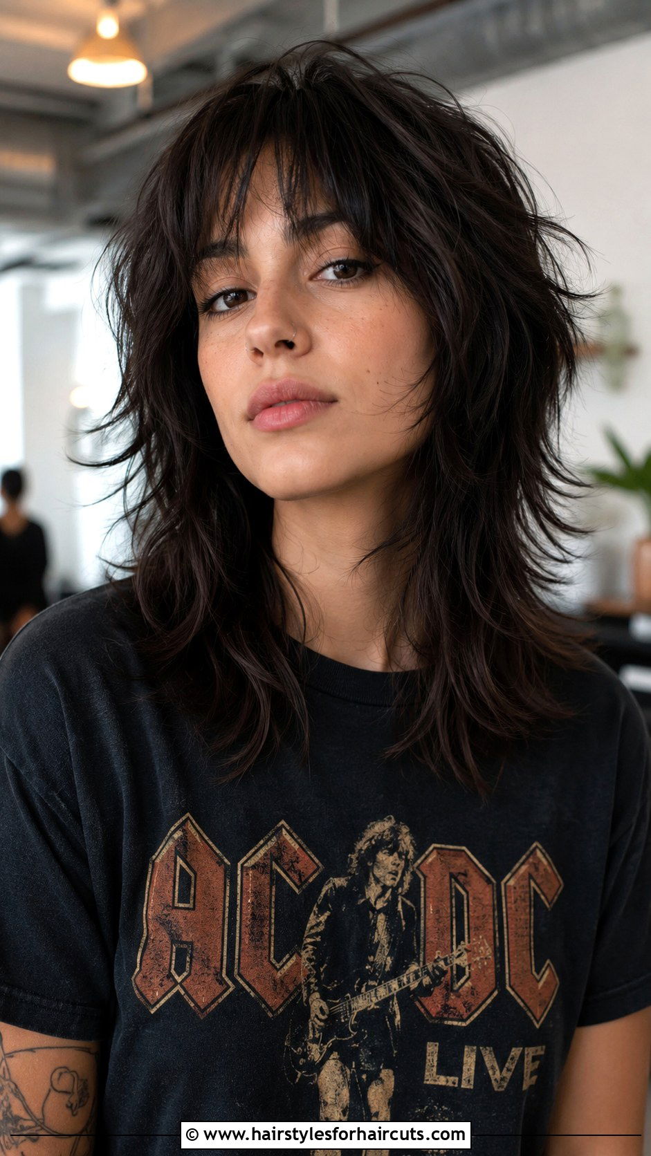 Medium Wolf Cut - 25 hairstyles when growing out hair - 25 hairstyles when growing out hair
