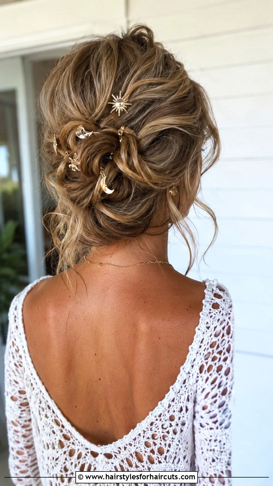 Messy Beach Updo - 25 beach hairstyles for medium hair - 25 beach hairstyles for medium hair