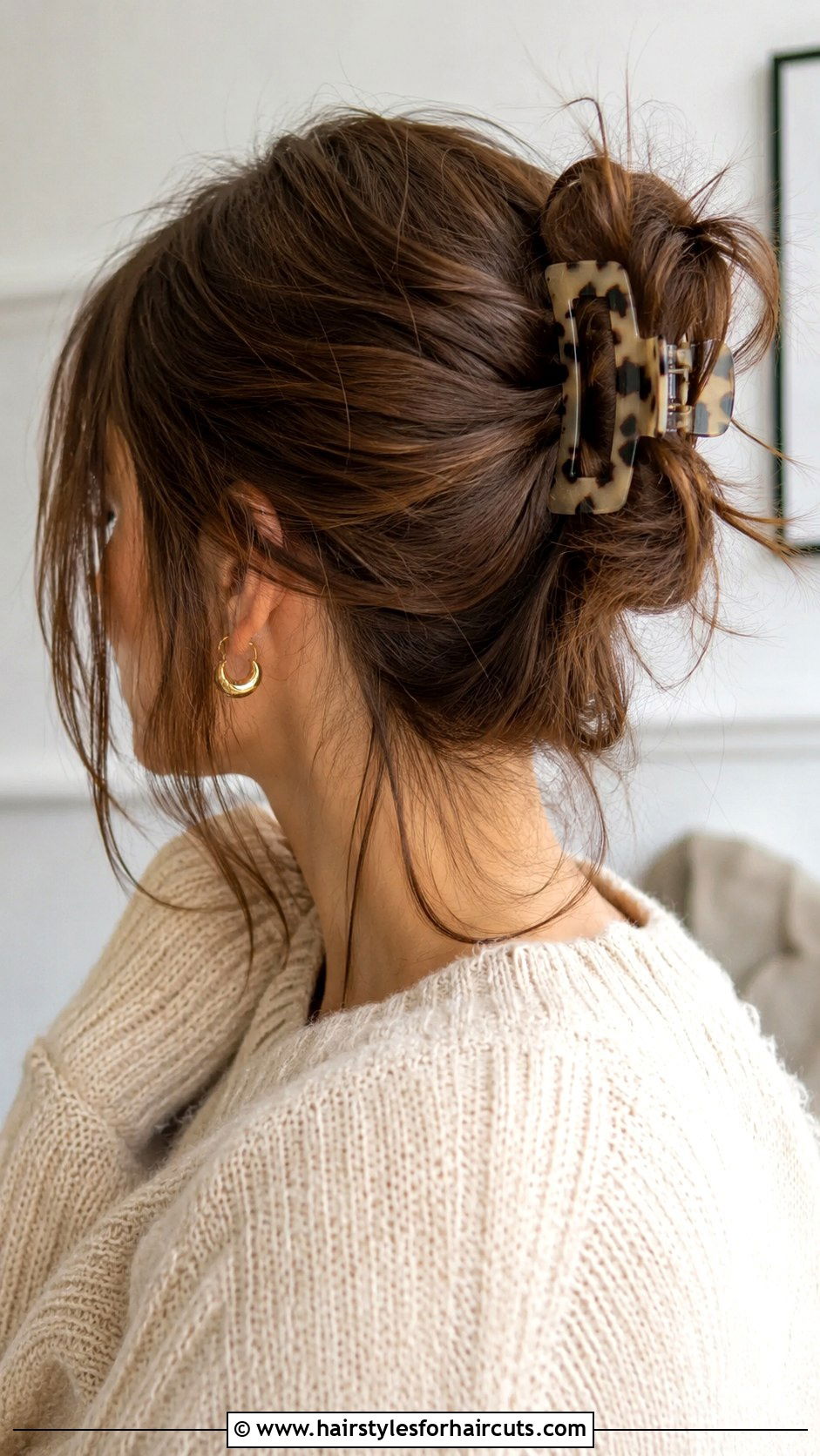Messy Bun Claw Clip - 25 claw clip hairstyles for long hair - 25 claw clip hairstyles for long hair