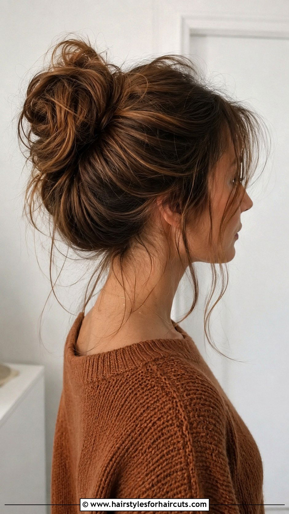 Messy Bun For Medium Hair - 25 aesthetic hairstyles for medium hair - 25 aesthetic hairstyles for medium hair