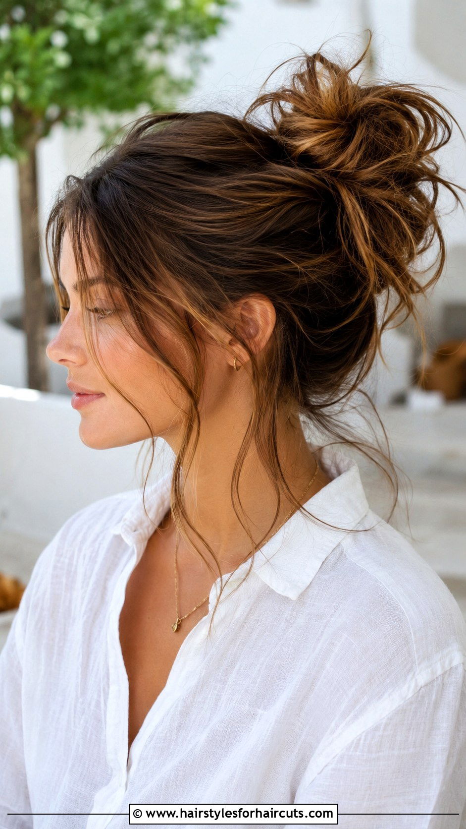 Messy Bun Updo - 25 cute hairstyles for women - 25 cute hairstyles for women