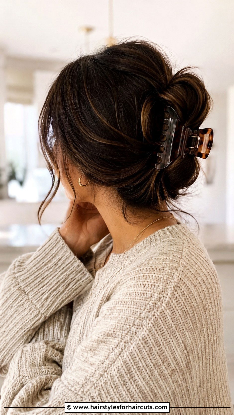 Messy Bun With Claw Clip - 25 hairstyles without hair tie - 25 hairstyles without hair tie