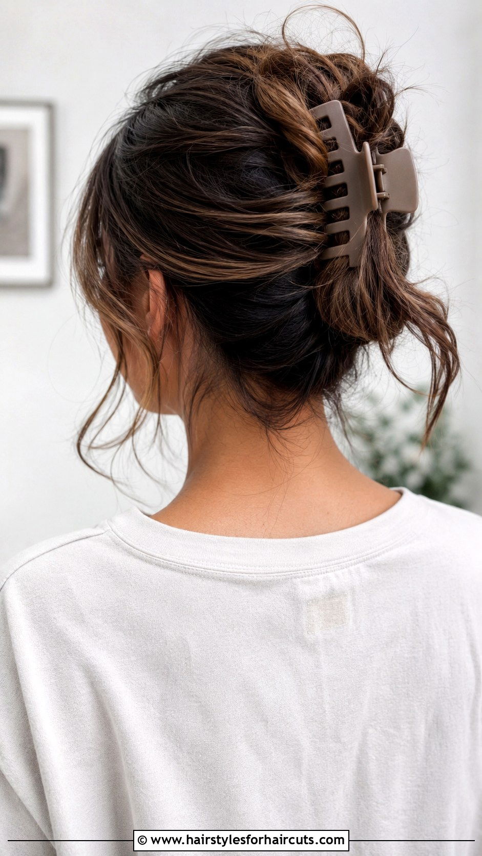 Messy Bun With Claw Clip - 25 claw clips hairstyles for thick hair - 25 claw clips hairstyles for thick hair