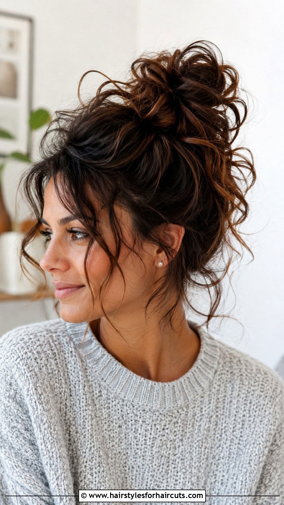 Messy Curly Bun - 25 cute hairstyles for curly hair white girl - 25 cute hairstyles for curly hair white girl