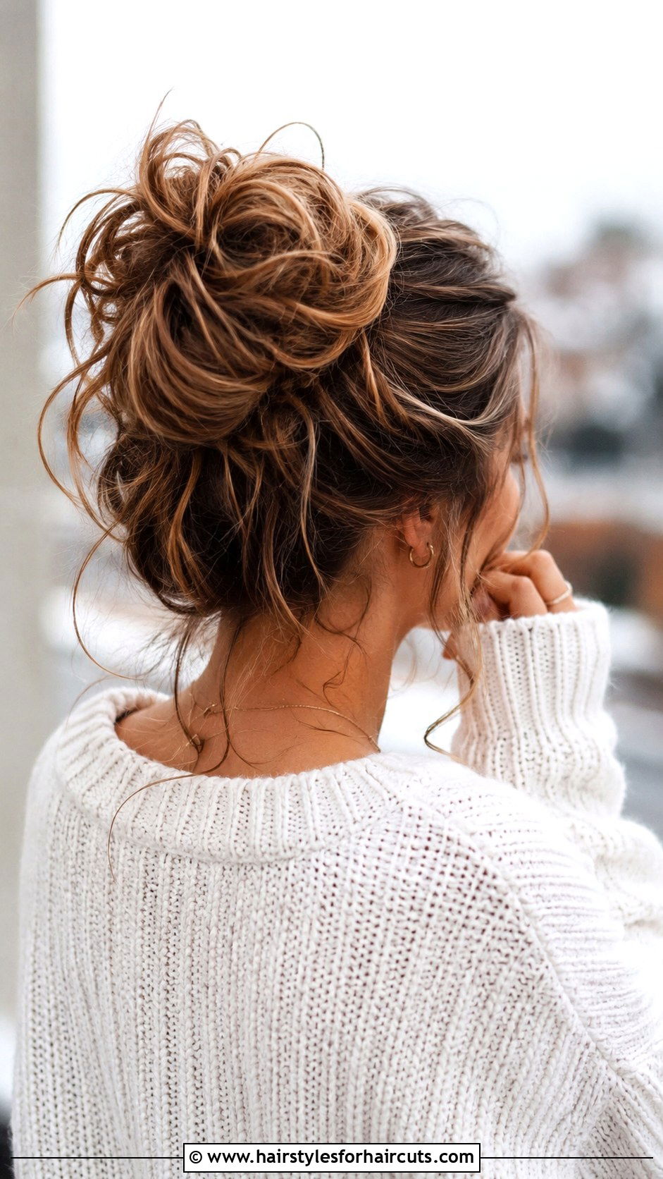 Messy Curly Updo Bun - 25 curly hairstyles tutorial - 25 curly hairstyles tutorial