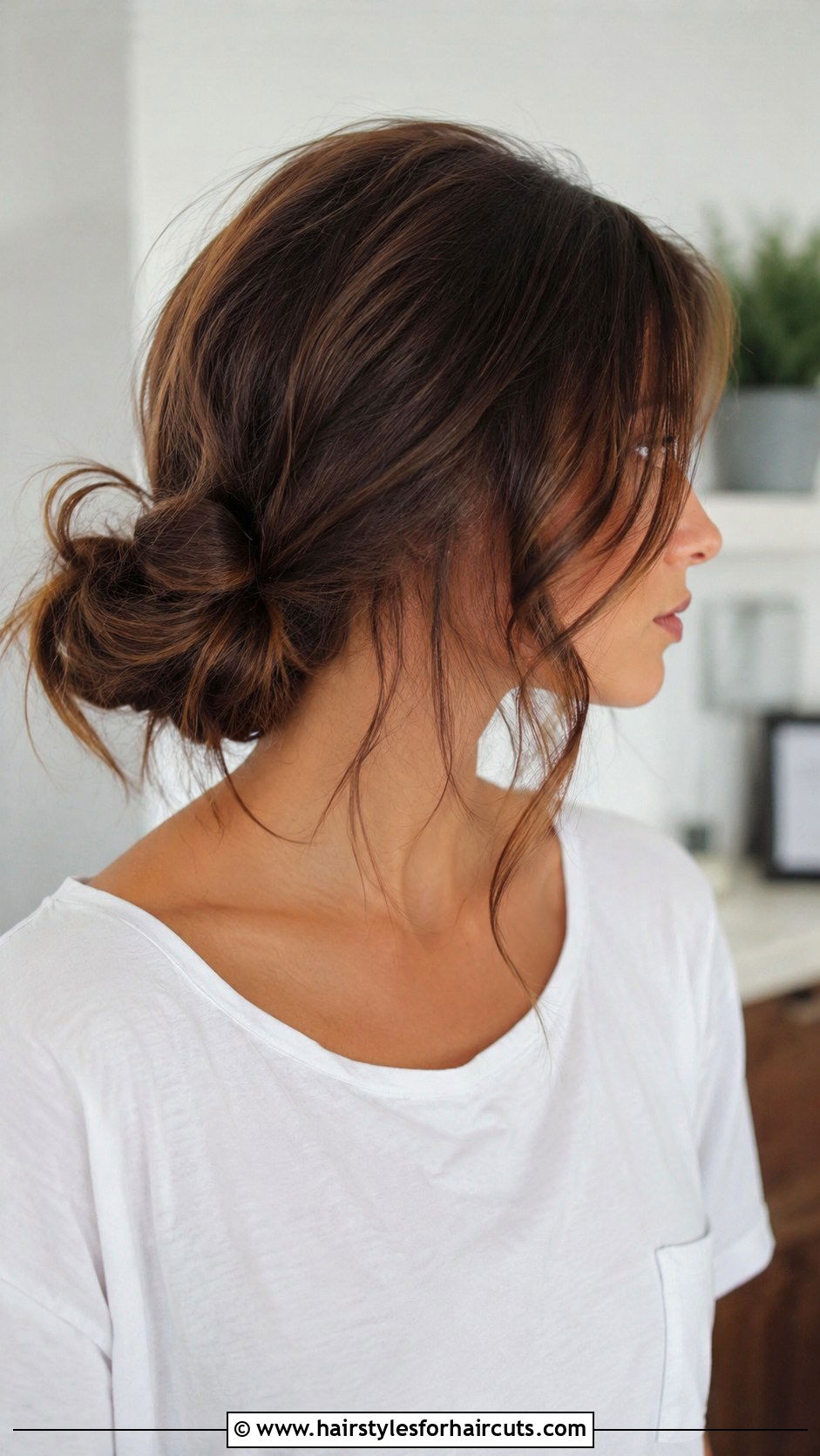 Messy Side Bun - 25 gym hairstyles for thin hair - 25 gym hairstyles for thin hair