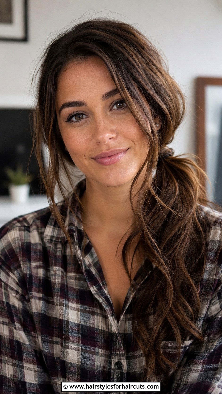 Messy Side Ponytail - 25 ski hairstyles - 25 ski hairstyles