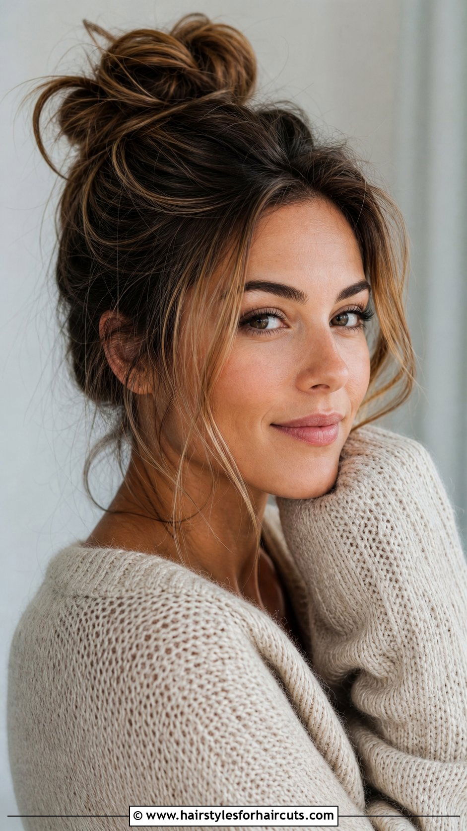 Messy Top Knot Updo - 25 hairstyles for frizzy hair - 25 hairstyles for frizzy hair