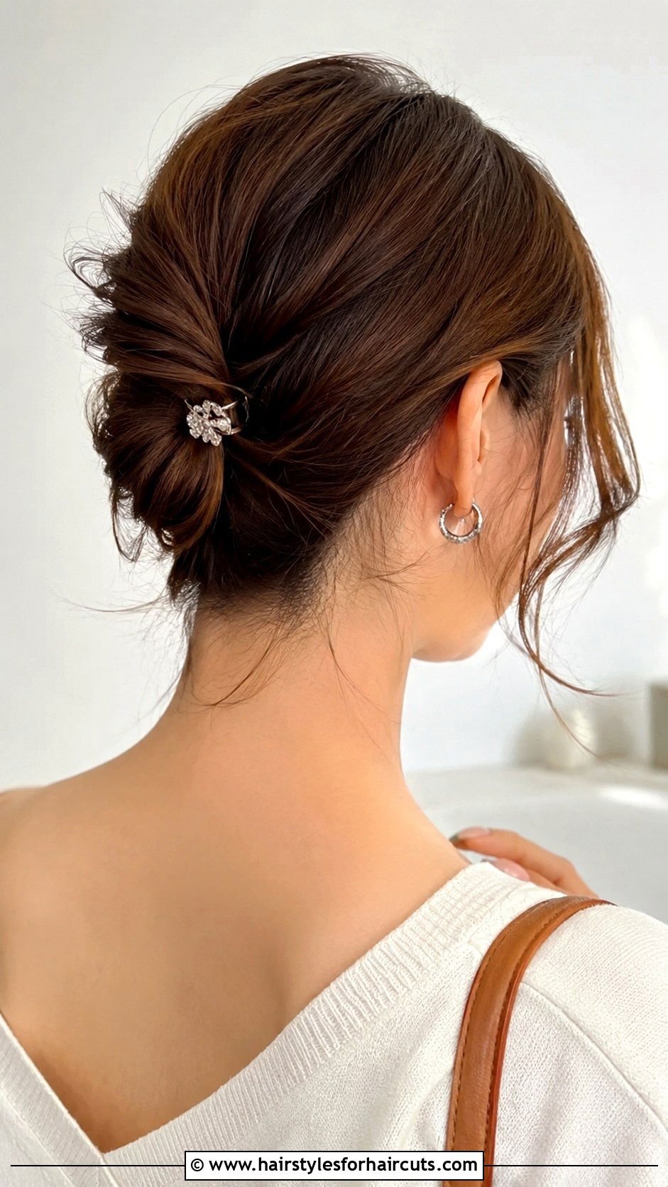 Mini Claw Clip Pixie Back Pin - 25 mini claw clip hairstyles for short hair - 25 mini claw clip hairstyles for short hair