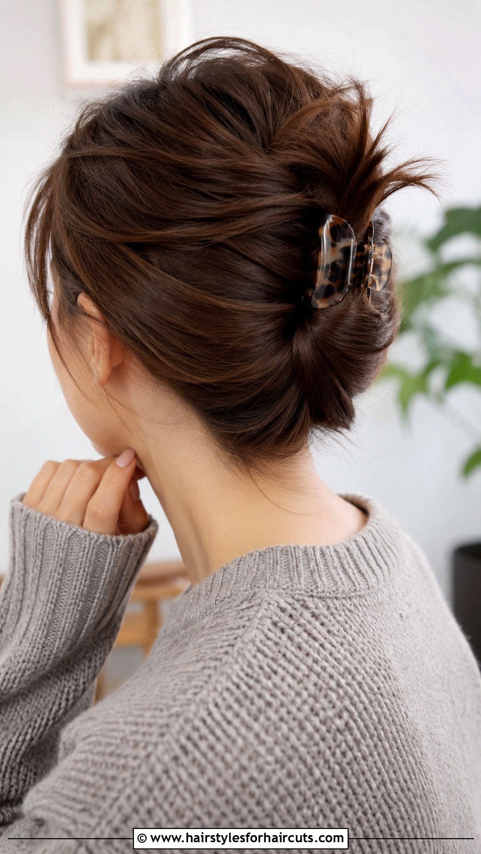 Mini Claw Clip Updo For Short Hair - 25 easy pretty hairstyles for short hair - 25 easy pretty hairstyles for short hair
