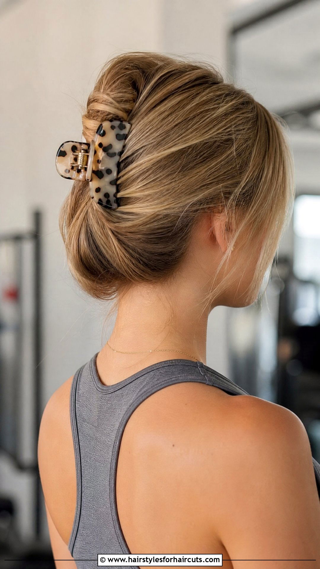 Mini Claw Clip Updo Medium Hair - 25 workout hairstyles for medium hair - 25 workout hairstyles for medium hair