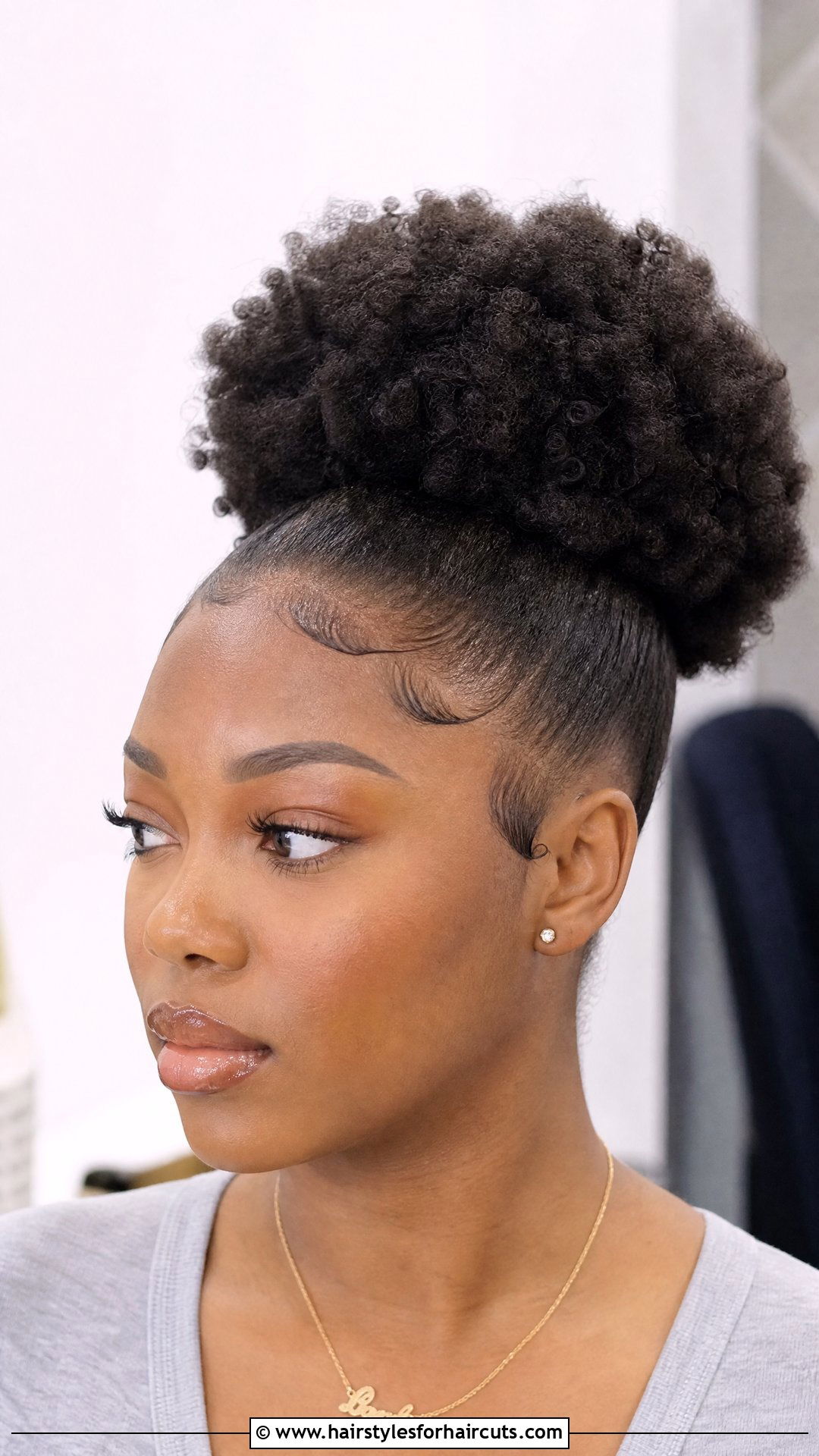 Natural Hair Puff With Swooped Edges - 25 low maintenance beach hairstyles for black hair - 25 low maintenance beach hairstyles for black hair