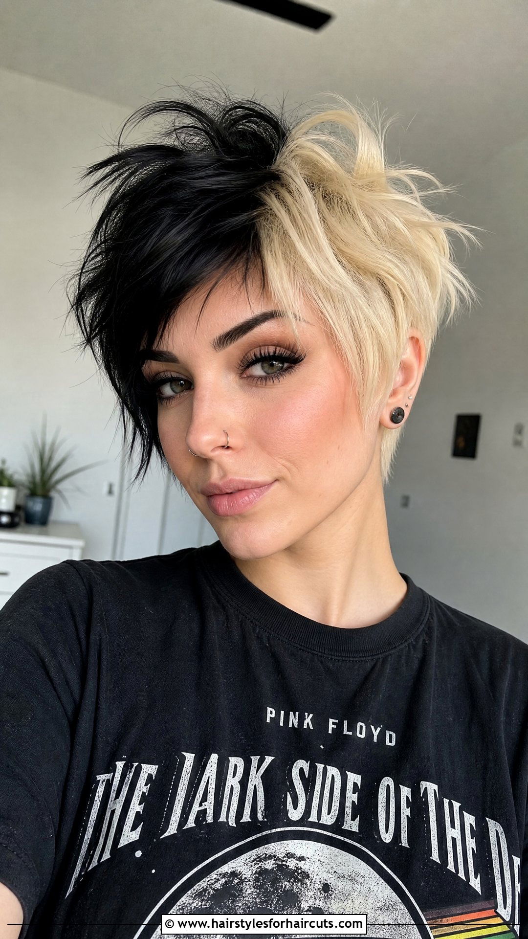 Piecey Pixie With Two Tone Split Dye - 25 e girl hairstyles short hair - 25 e girl hairstyles short hair