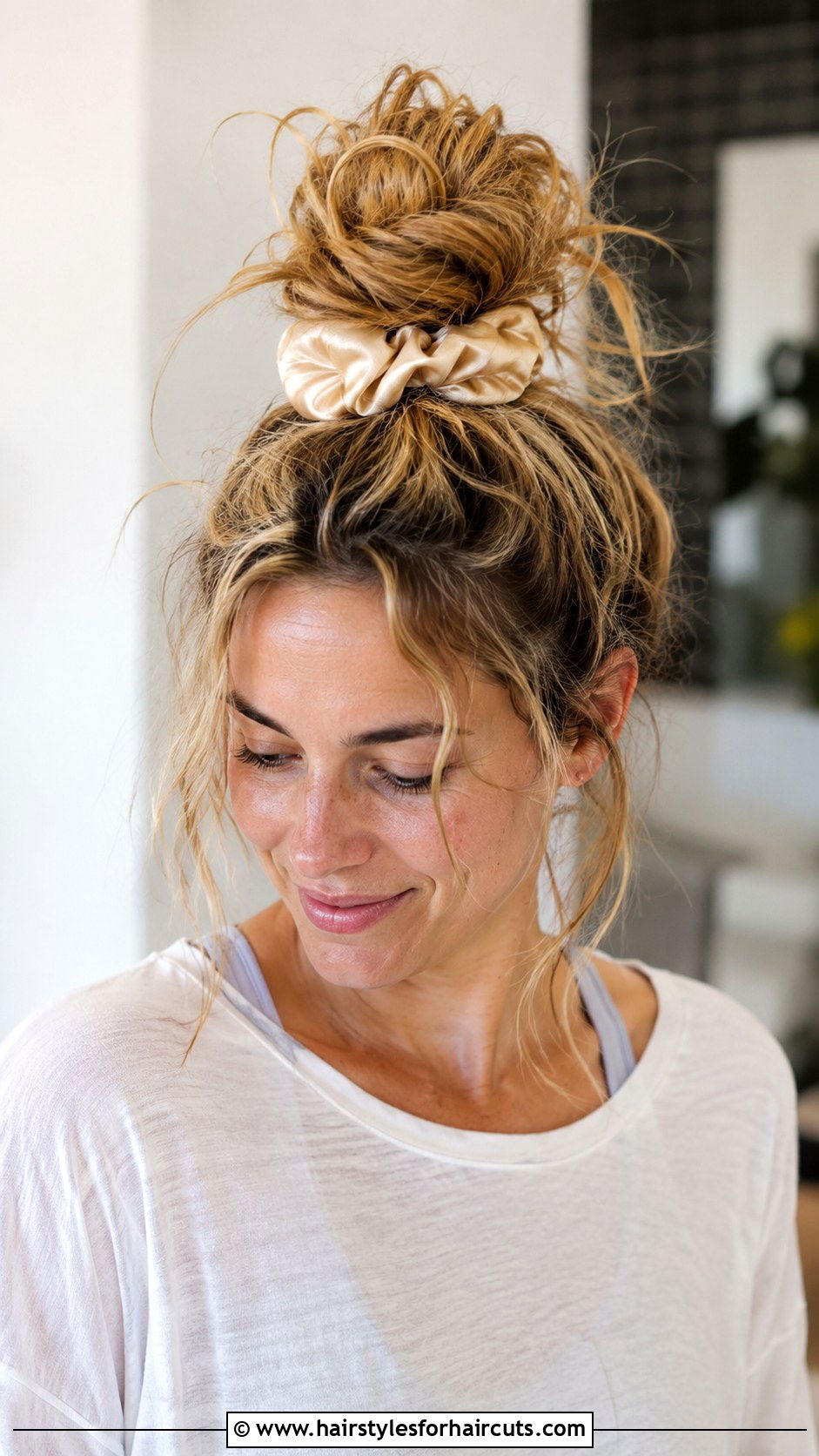 Pineapple Updo - 25 gym hairstyles for curly hair - 25 gym hairstyles for curly hair