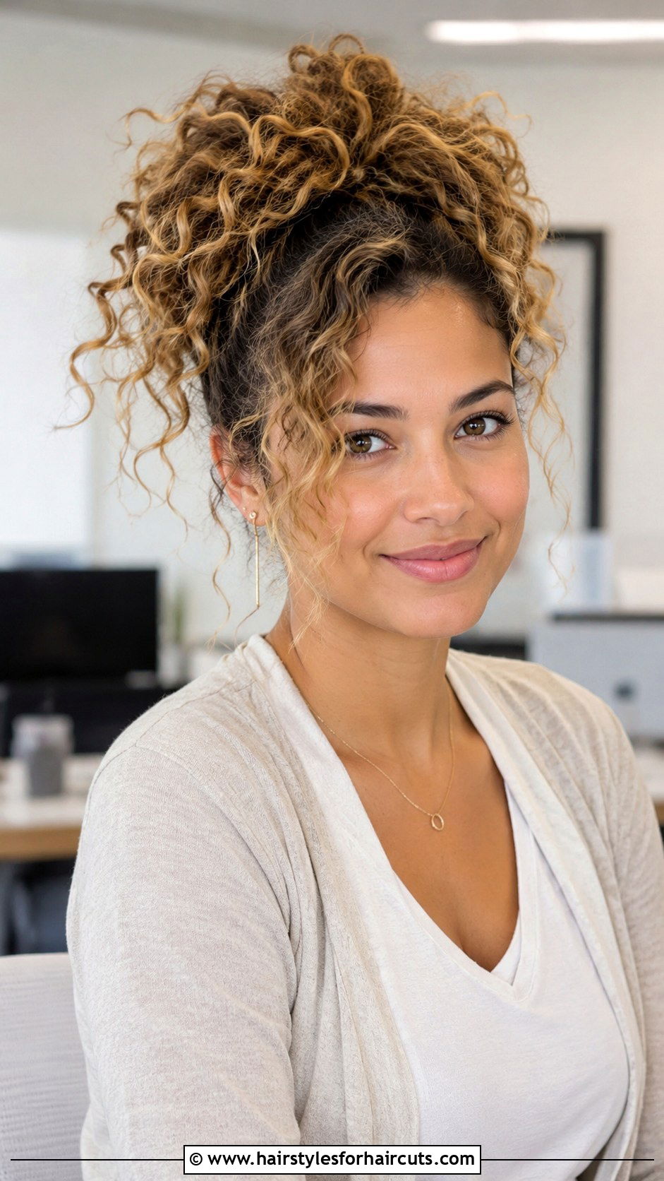 Pineapple Updo - 25 work hairstyles for curly hair - 25 work hairstyles for curly hair