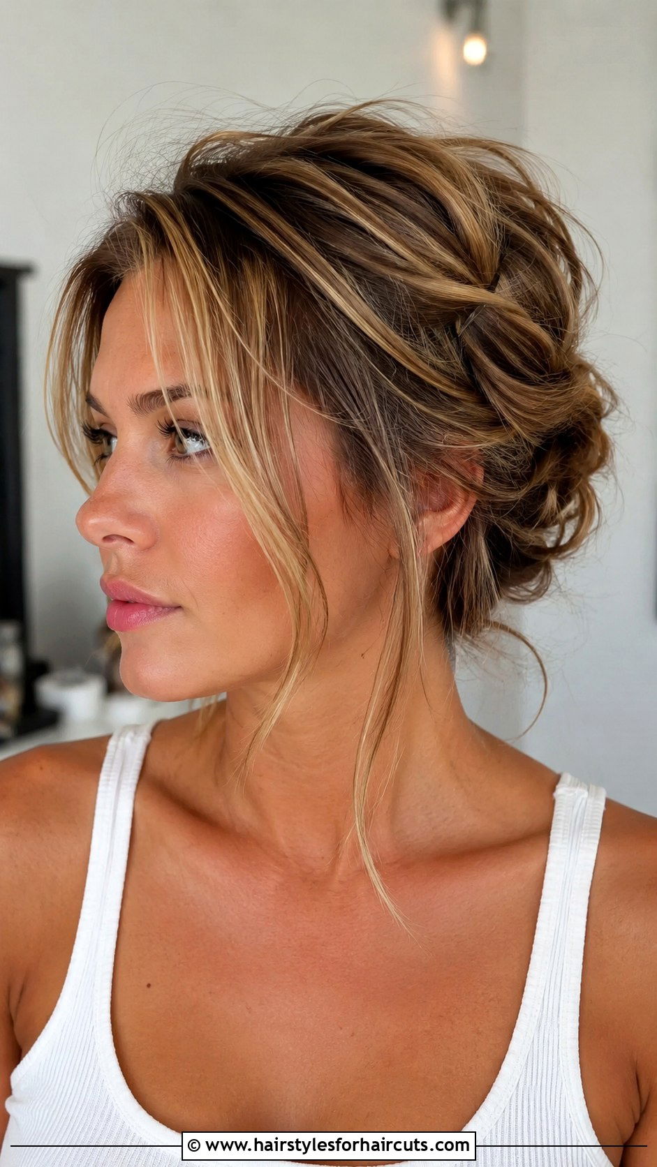Pinned Up Messy Bob - 25 gym hairstyles for thin hair - 25 gym hairstyles for thin hair