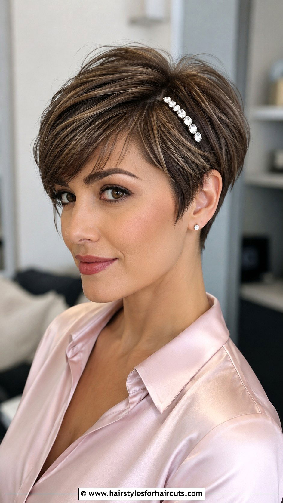 Pixie With Hair Clip - 25 short hair wedding guest hairstyles - 25 short hair wedding guest hairstyles