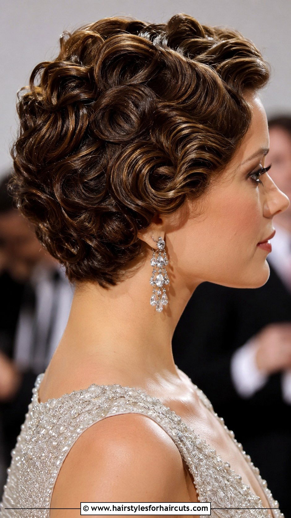 Polished Curls For Short Hair - 25 night out hairstyles for short hair - 25 night out hairstyles for short hair