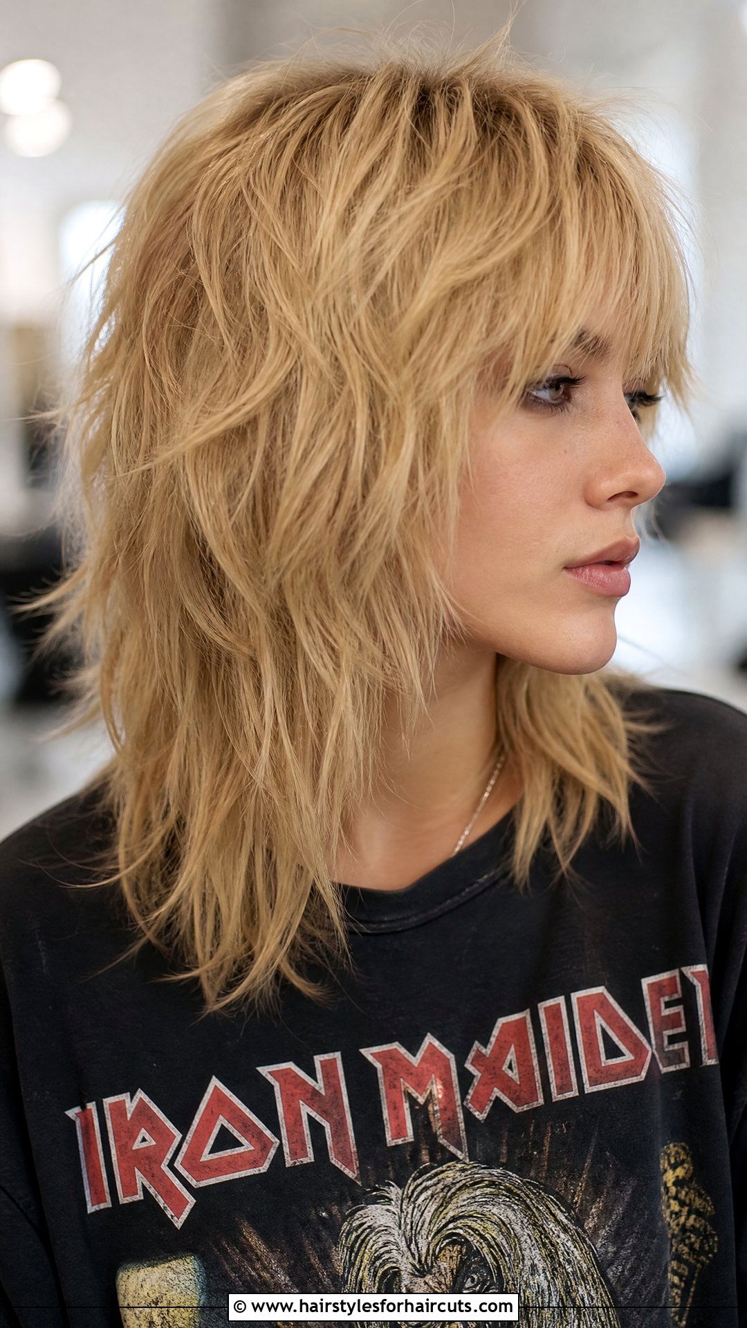 Razored Wedge Haircut - 25 wedge haircuts for wavy hair - 25 wedge haircuts for wavy hair