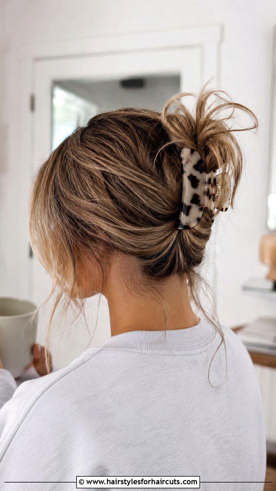 Relaxed Weekend Claw Clip - 25 claw clip hairstyles medium hair - 25 claw clip hairstyles medium hair