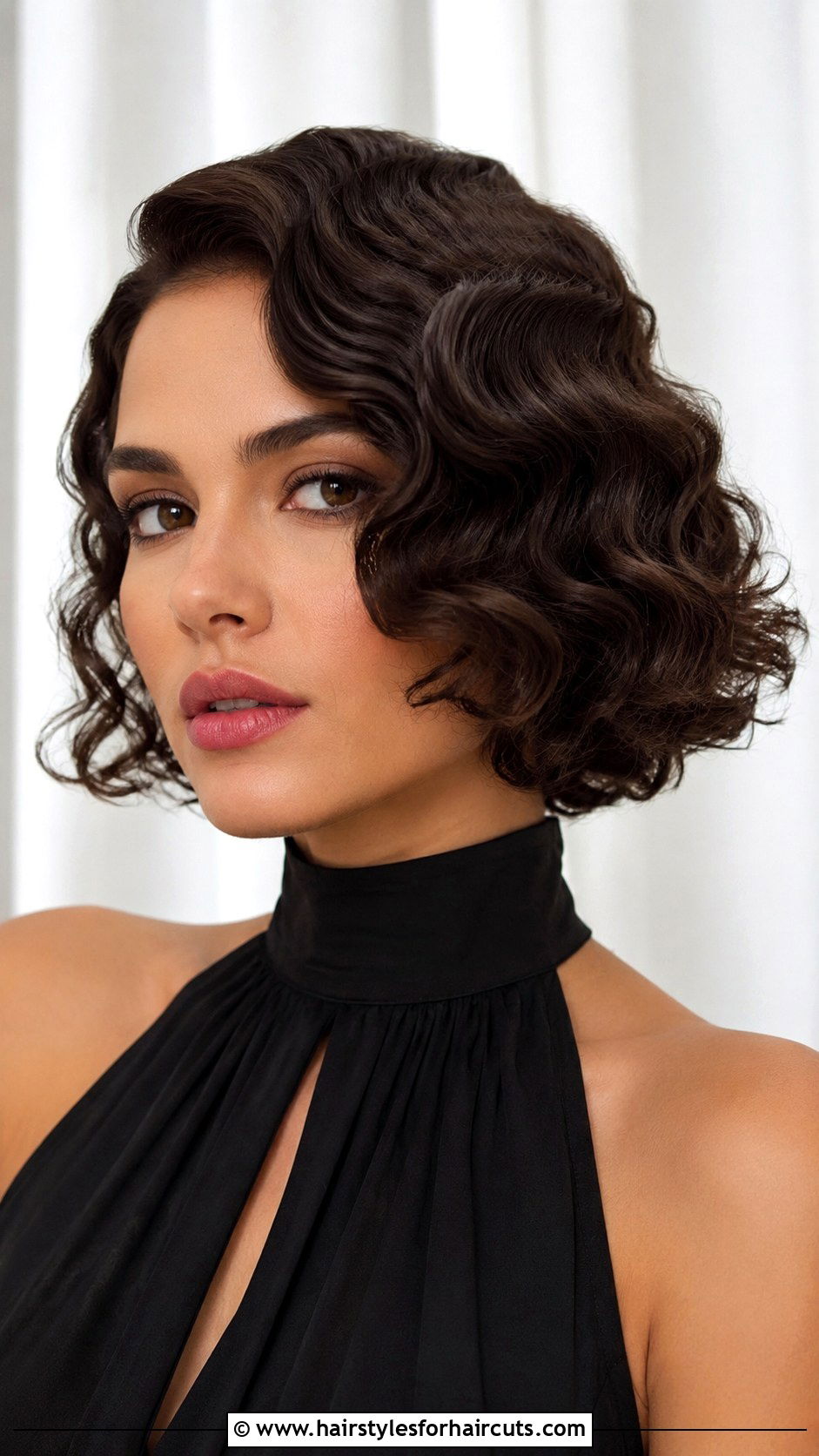 Sculpted Wave Curly Bob - 25 1920s hairstyles for curly hair - 25 1920s hairstyles for curly hair