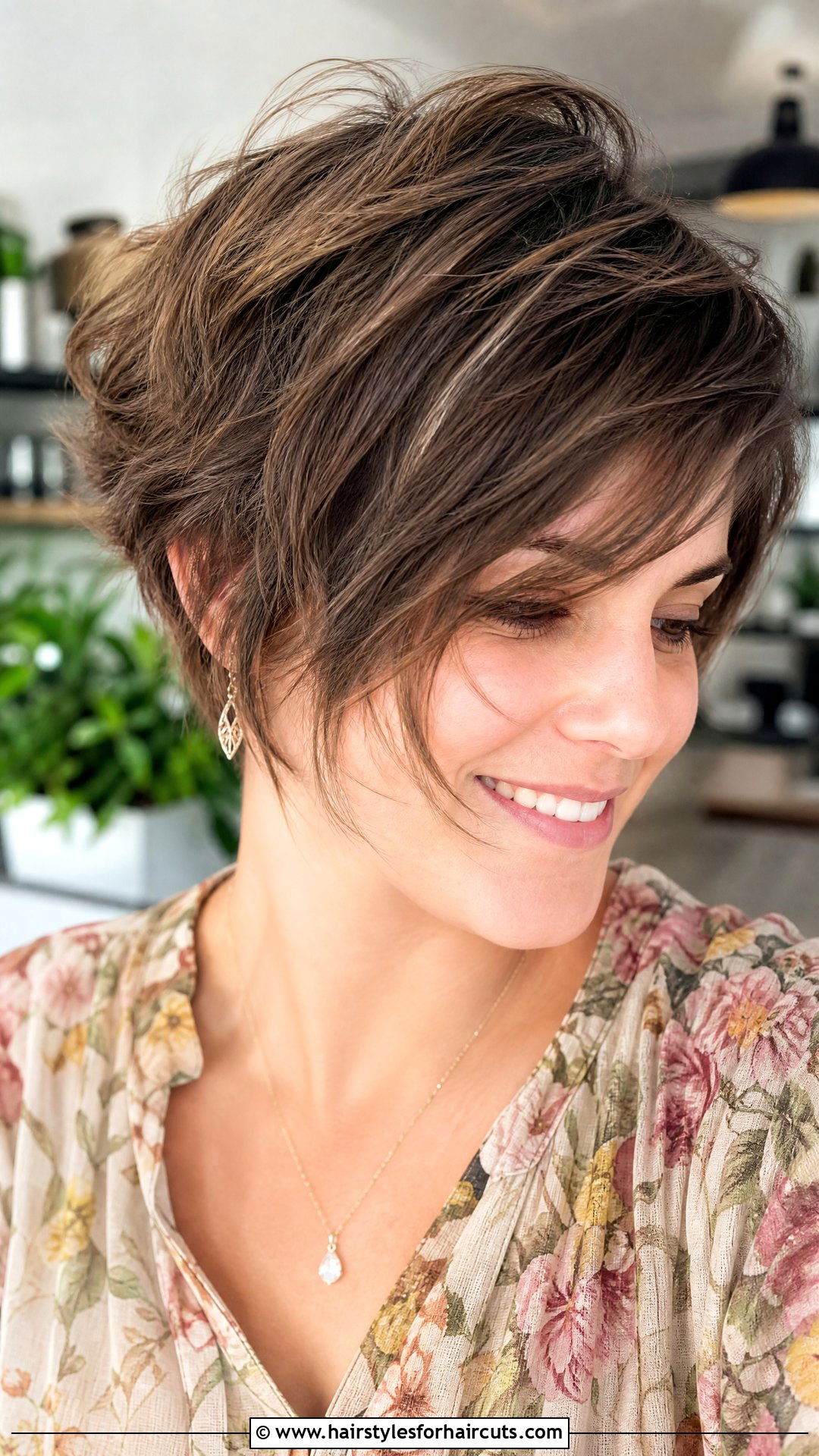 Shaggy Pixie With Side Swept Bangs - 25 shaggy pixie haircuts for fine hair - 25 shaggy pixie haircuts for fine hair