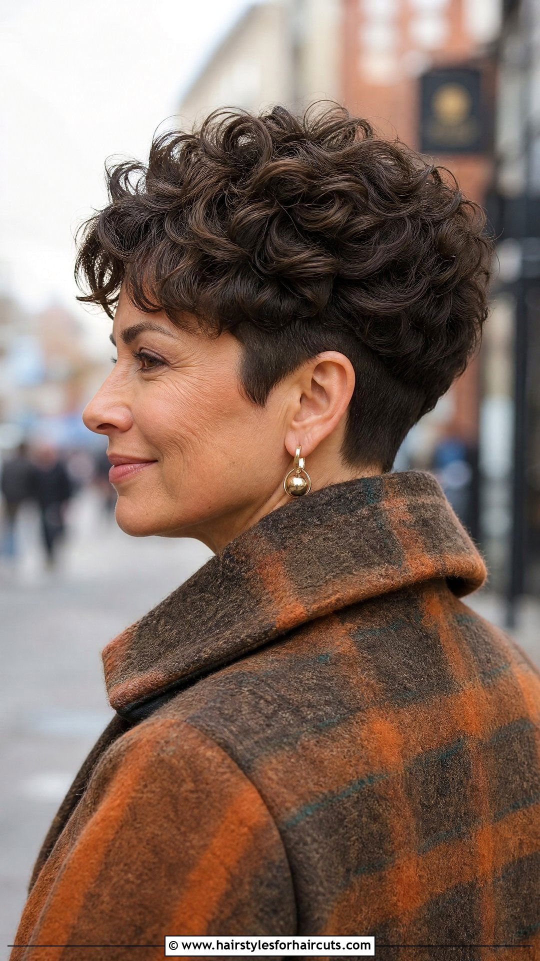 Short Curly Wedge Cut - 25 curly haircuts nyc - 25 curly haircuts nyc
