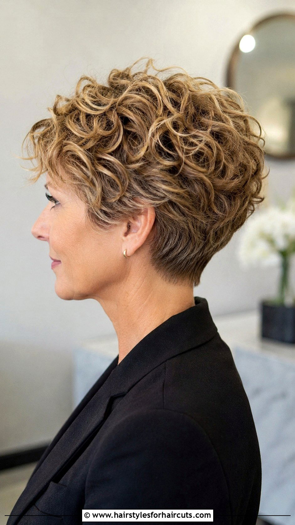 Short Curly Wedge Haircut - 25 short haircuts for people with curly hair - 25 short haircuts for people with curly hair