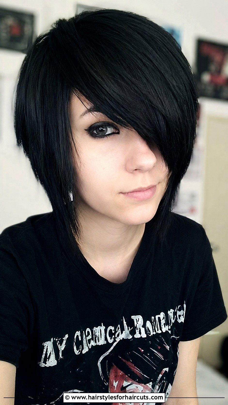 Short Emo Hair With Side Swept Bangs - 25 emo haircuts short - 25 emo haircuts short
