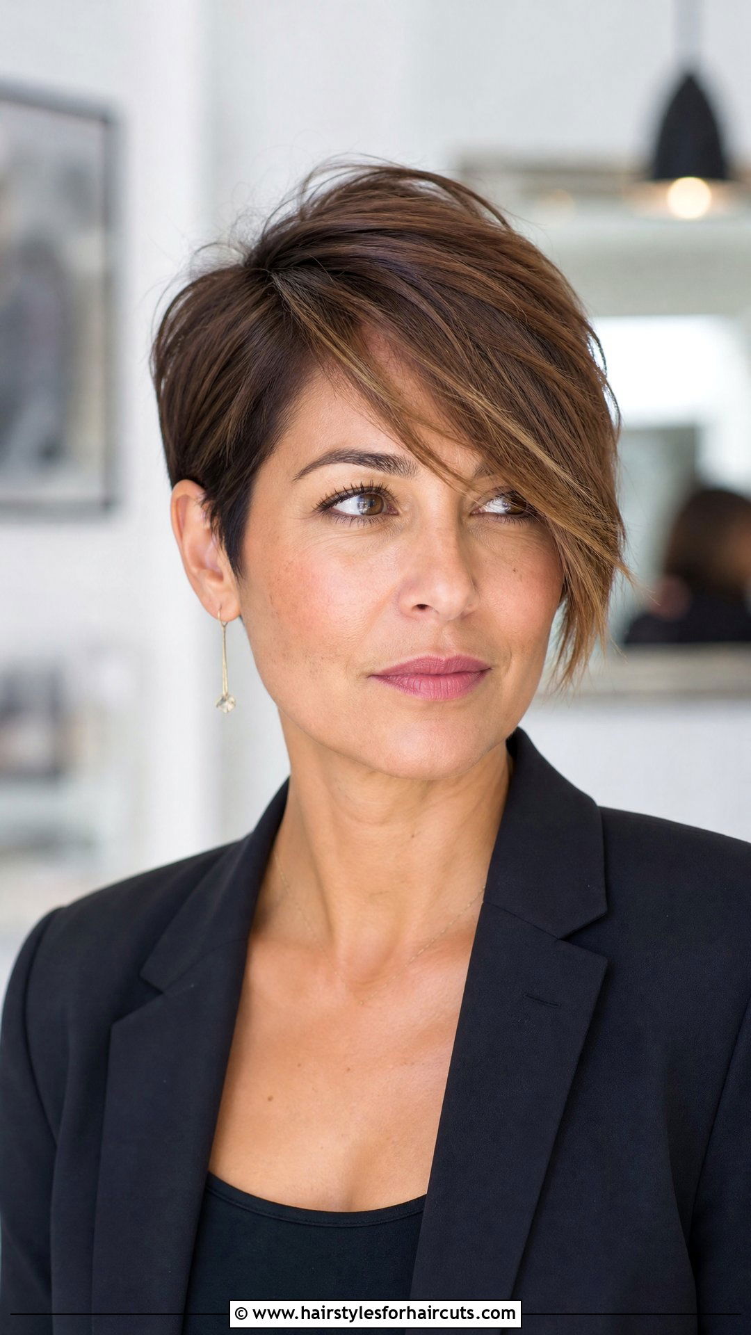 Short Hair With Side Swept Bangs - 25 womans short hairstyles - 25 womans short hairstyles