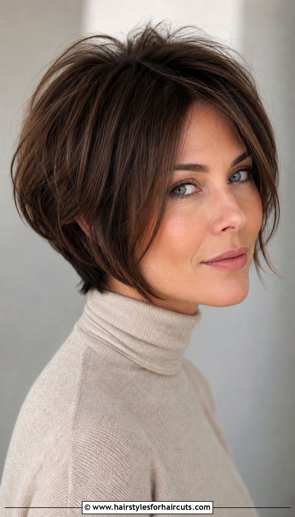 Short Layered Bob - 25 haircuts for thinning hair women - 25 haircuts for thinning hair women