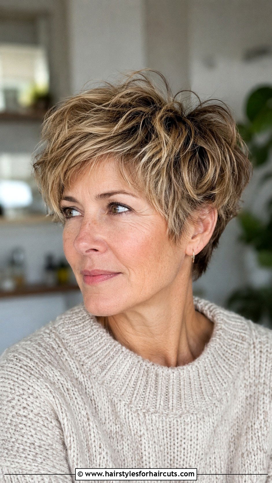 Short Layered Crop - 25 best fine hair haircuts - 25 best fine hair haircuts