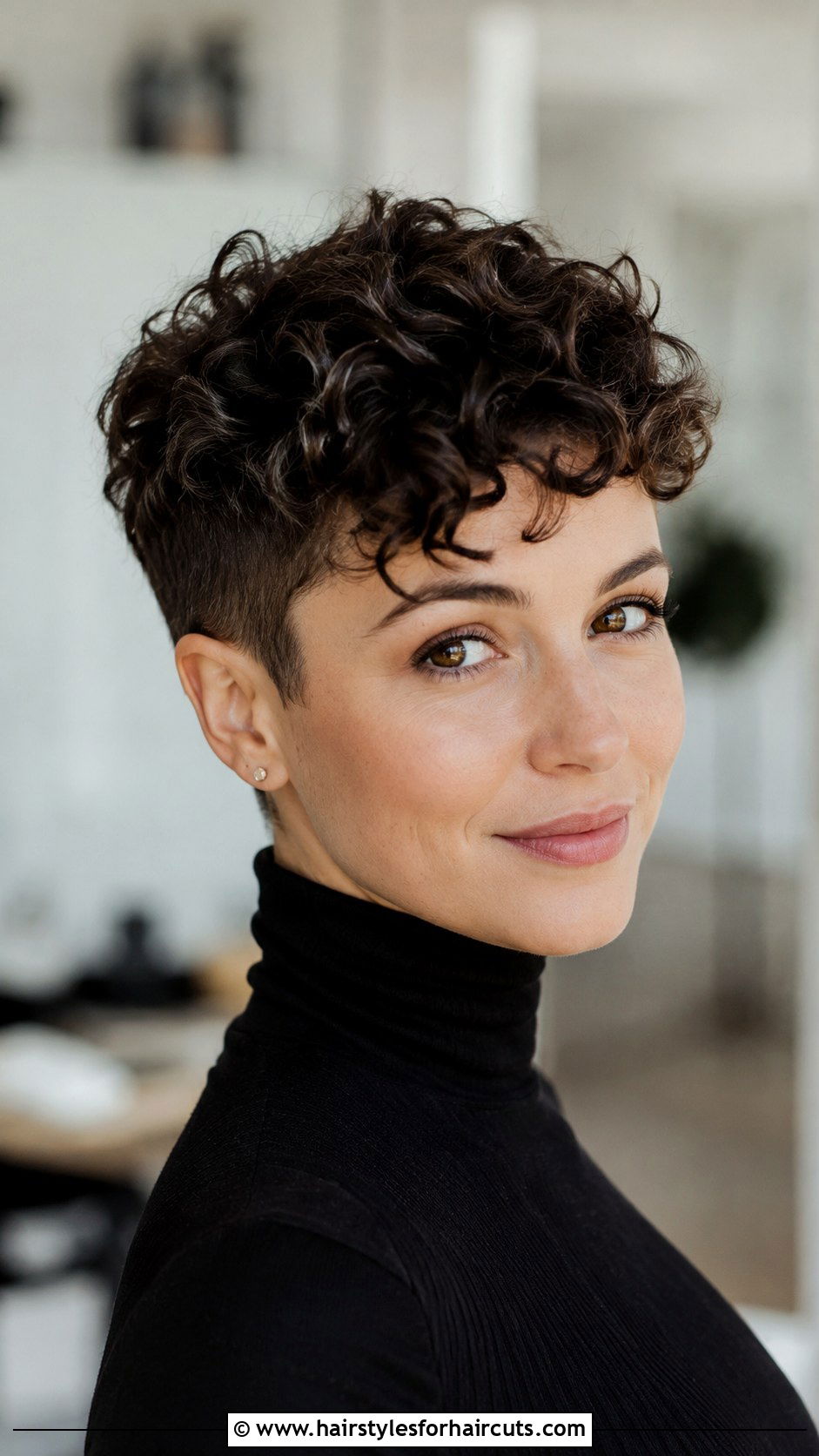 Short Layered Curly Haircut - 25 short haircuts for people with curly hair - 25 short haircuts for people with curly hair