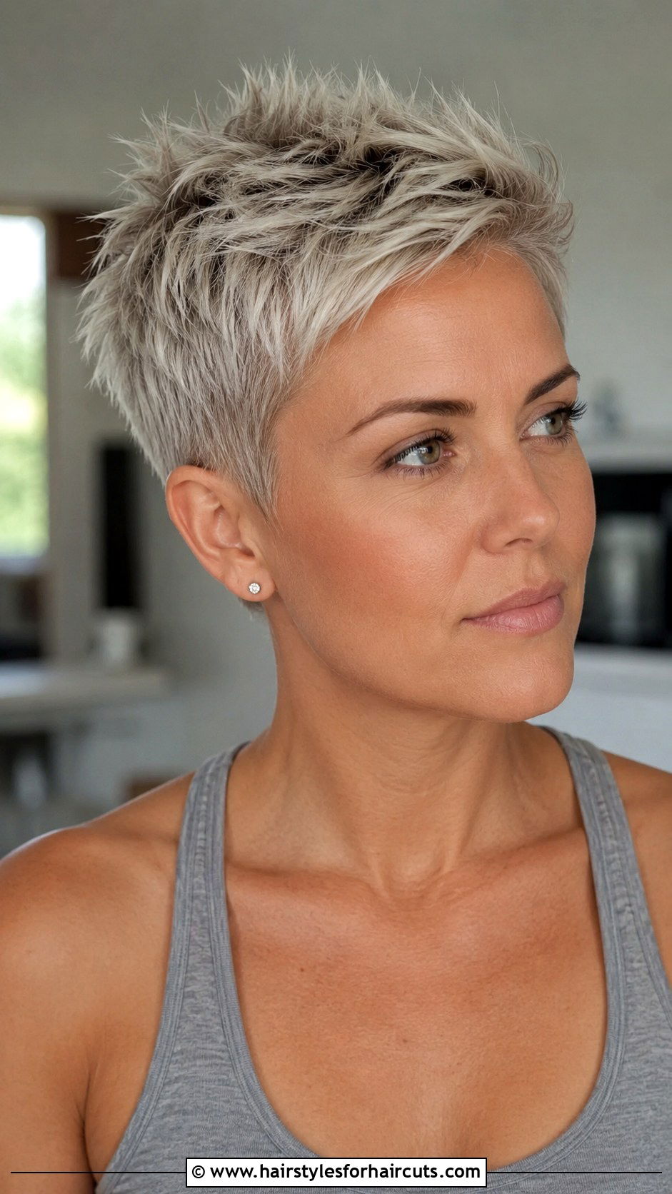 Short Layered Pixie Haircut For Round Face - 25 haircuts for women with round face - 25 haircuts for women with round face