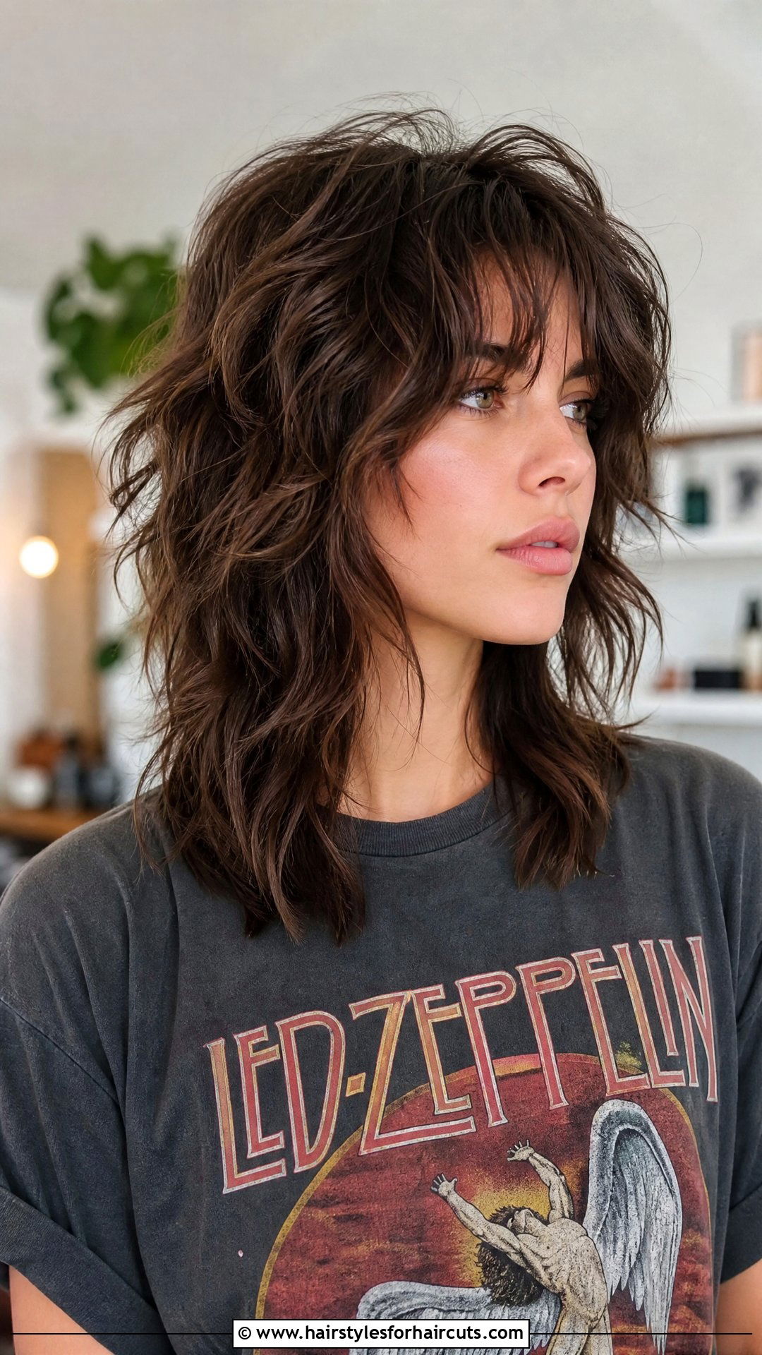 Short Layered Shag For Thick Waves - 25 low-maintenance short haircuts for thick wavy hair - 25 low-maintenance short haircuts for thick wavy hair