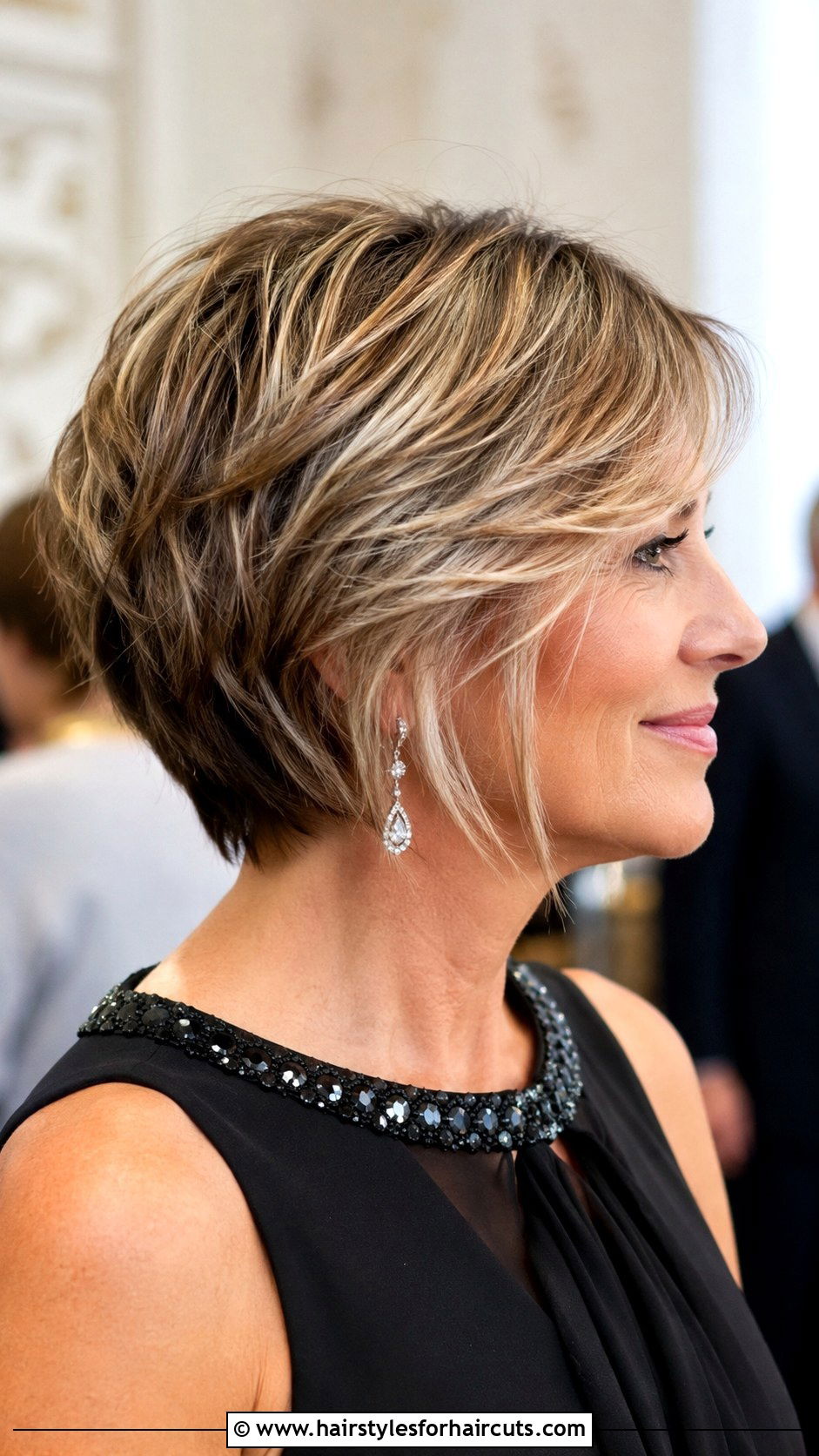Short Layered Wedge Cut - 25 hairstyles for women with square face - 25 hairstyles for women with square face