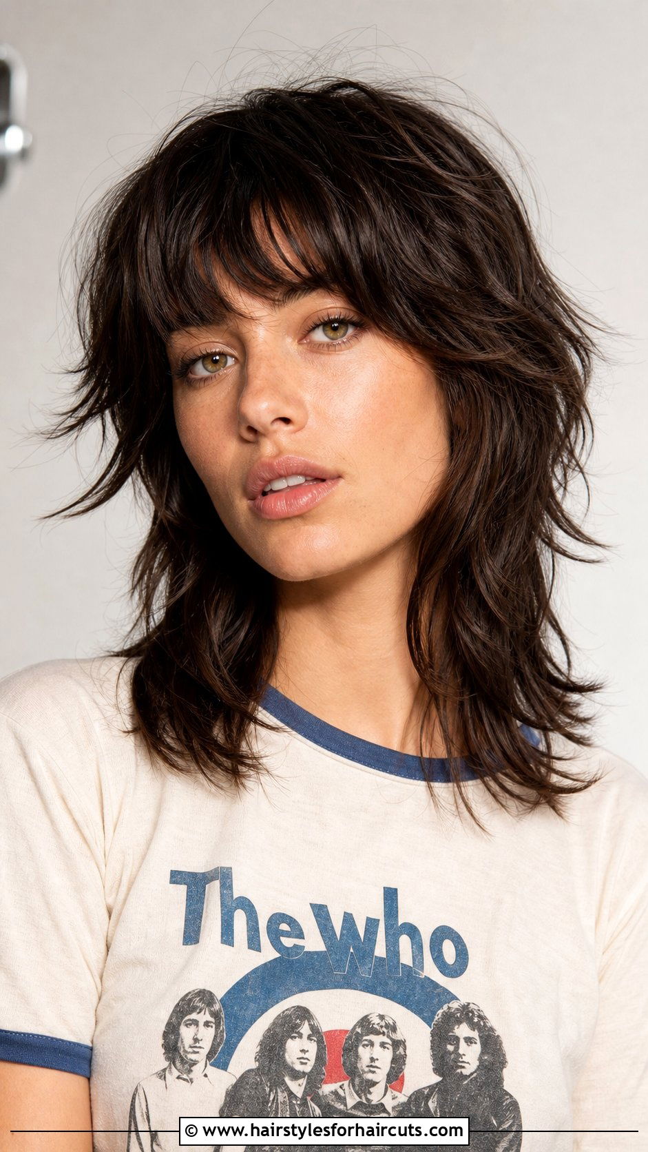 Short Shag With Feathered Bangs - 25 haircuts for thinning front hair - 25 haircuts for thinning front hair