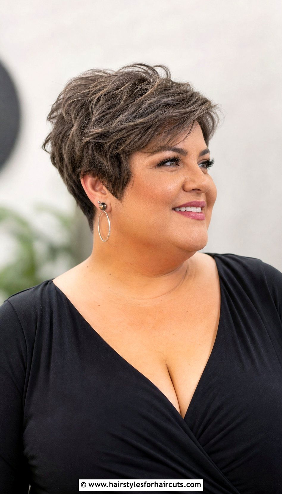 Short Stacked Haircut - 25 haircuts for plus size women - 25 haircuts for plus size women